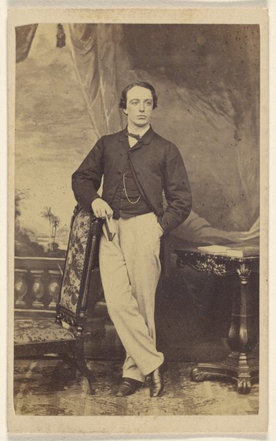 [Uomo non identificato, in piedi] da Pearson and Patterson