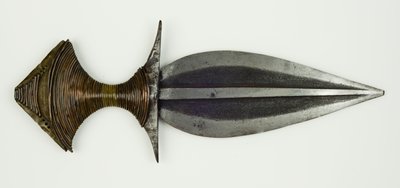 Pugnale (acciaio annerito, ottone, rame e legno) da People Fulani