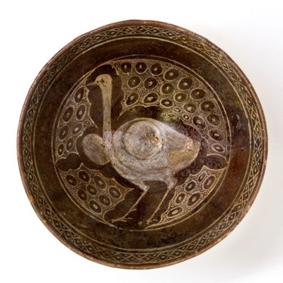 Ciotola in ceramica persiana del X secolo raffigurante uno struzzo da Persian School