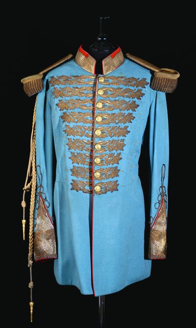 Una divisa di corte persiana in panno di lana blu polvere ricamata in filo dorato, spalline dorate, foderata in raso scarlatto da Persian School
