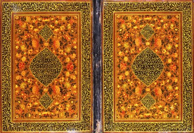 Rilegatura del Corano Qajar, dipinta con un disegno floreale e un medaglione contenente un