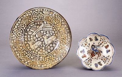 Piatto di ceramica Sultanabad, raffigurante due cervi seduti tra motivi fogliosi densi, XIV secolo da Persian School