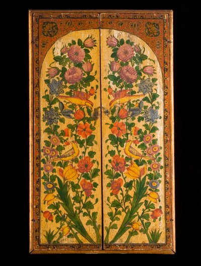 Un grande specchio laccato policromo Qadjar, con le porte chiuse per rivelare i pannelli decorati da Persian School