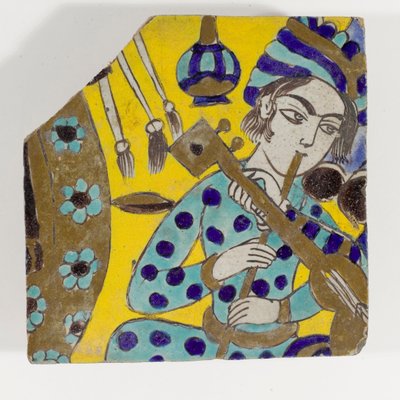 Piastrella di ceramica cuerda seca della Persia safavide del tardo XVII secolo raffigurante un uomo che suona il flauto con un turbante da Persian School
