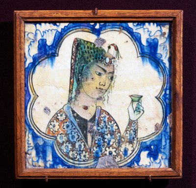 Piastrella in ceramica raffigurante giovane donna con vaso, civiltà persiana da Persian School