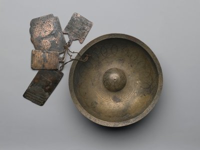 Ciotola di divinazione Chihil Kilid con iscrizioni, segni zodiacali e quattro placchette, 1679 da Persian School
