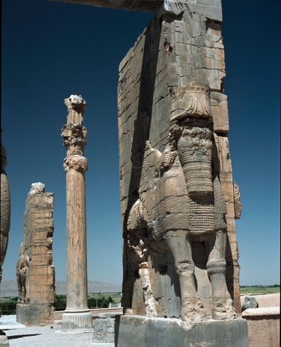 Colonna con una creatura alata e barbuta, VI secolo a.C. da Persian School