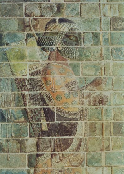 Dettaglio di un arciere da un fregio, dal Palazzo di Dario il Grande (548-486 a.C.) a Susa, Iran, Periodo Achemenide, c.500 a.C. da Persian School