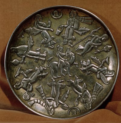 Piatto con decorazione a rilievo raffigurante la dea Anahita circondata da otto figure femminili da Persian School