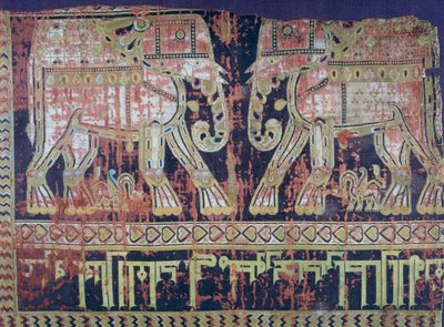 Elefanti e iscrizione del generale turco Abu Mansur Bukhtegin, tessuto di seta realizzato in Iran nel X secolo, (dettaglio) da Persian School