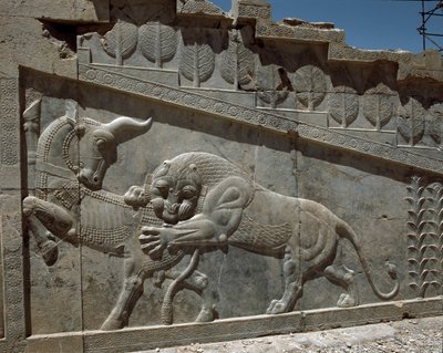 Lotta tra un toro e un leone - Rilievi della scala orientale dell