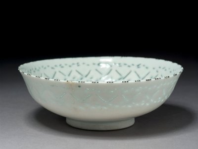 Ciotola Gombroon, Iran, periodo Safavide (pasta di pietra con decorazione traforata e sottosmalto nero) da Persian School