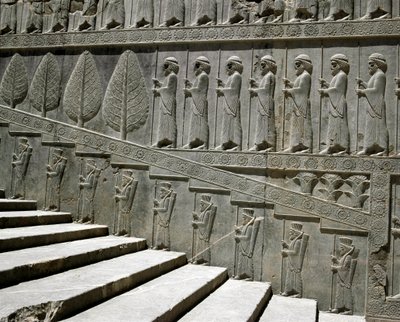 Guardie di Susa e Persia. Bassorilievi della scala orientale dell