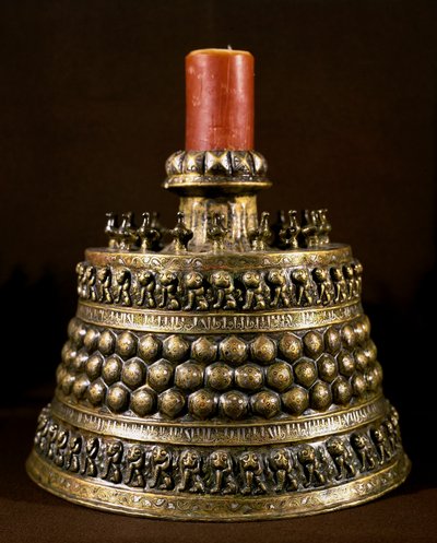 Arte islamica: candelabro in bronzo con intarsi in argento. Arte persiana del XII secolo da Persian School