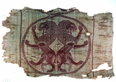 Arte persiana: tessuto ricamato raffigurante due leoni di ispirazione sassanide. VIII secolo d.C. da Persian School