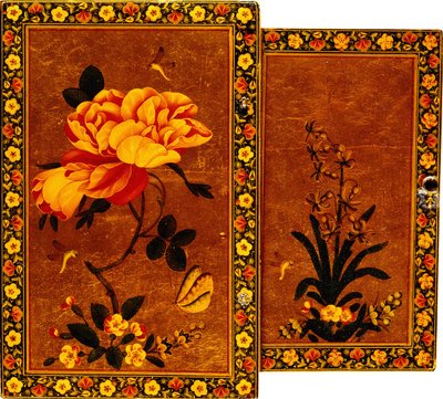 Il fronte e il retro di una custodia per specchio dipinta con un giacinto e una rosa rispettivamente, XVII secolo da Persian School