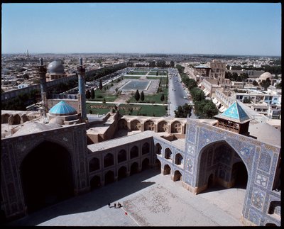 Vista sulla città dalla piazza reale, il corridoio della moschea Jameh, a destra la moschea dello sceicco Lotfolla, a sinistra la moschea Ali Qapu da Persian School