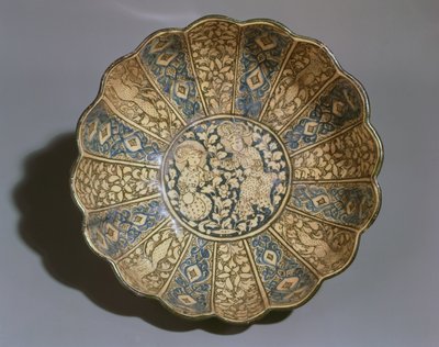 Ciotola di terracotta bianca dipinta in sottosmalto nero e blu con figure di Mongoli da Persian School