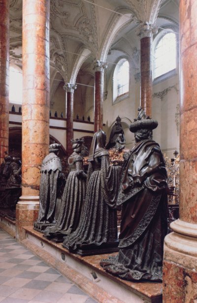 Tomba di Massimiliano I (1459-1519) vista di quattro figure in bronzo di piangenti, possibilmente antenati, parenti o contemporanei, il design attribuito a Gilg Sesselschreiber da Peter (workshop of) Vischer