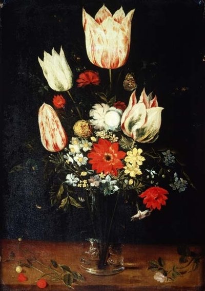 Fiori in un vaso di vetro su un ripiano da Peter Binoit