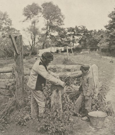 Alla mola - Un cortile di fattoria nel Suffolk, 1888 da Peter Henry Emerson
