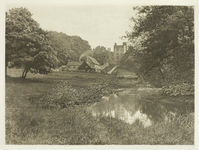 Haddon Hall e la tenuta di casa, dal fiume da Peter Henry Emerson