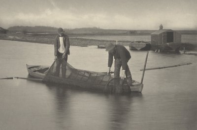 Raccolta della rete per anguille da Peter Henry Emerson and T.F. Goodall