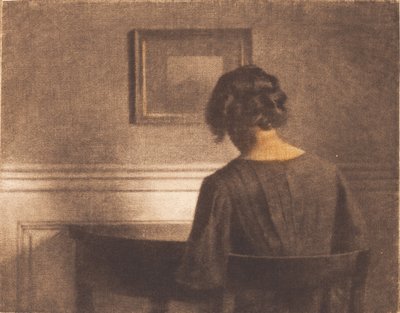 Giovane ragazza vicino a un tavolo semicircolare da Peter Vilhelm Ilsted