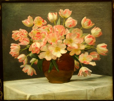 Tulipani in un vaso su un tavolo drappeggiato da Peter Johan Schou