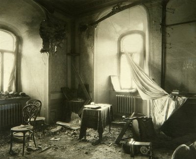 Rivoluzione russa del 1917: interno del monastero Chudov nel Cremlino di Mosca dopo il bombardamento di novembre 1917 da Petr Petrovich Pavlov