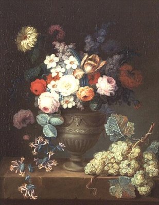 Natura morta di fiori in un vaso classico con un grappolo d