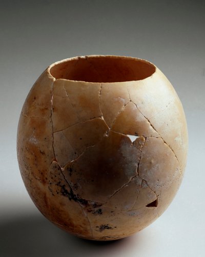 Arte fenicia: uovo di struzzo vuoto. Dal Laurita. VII secolo a.C. da Phoenician