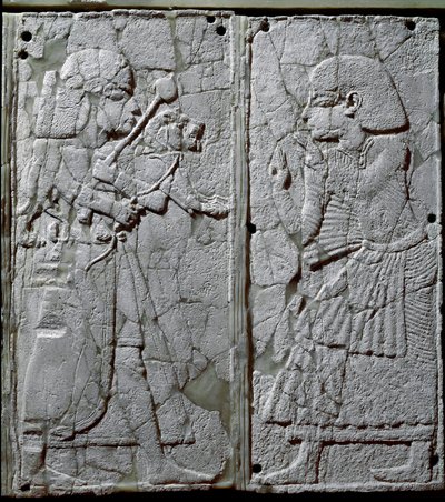 Civiltà fenicia: ornamento del letto decorato con un bassorilievo in avorio che rappresenta una guardia che presenta un leone al re. Dal sito di Ugarit, antica città siriana su Tell de Ras Shamra. XIV secolo a.C. Damasco, Museo Nazionale da Phoenician