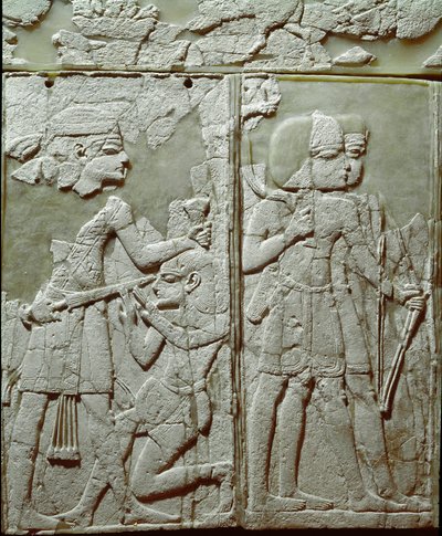 Civiltà fenicia: ornamento del letto con un basso rilievo in avorio che rappresenta un re che minaccia un nemico. Dal sito di Ugarit, antica città siriana su Tell de Ras Shamra da Phoenician