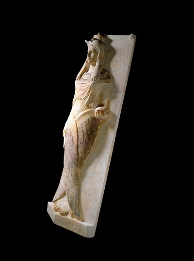 Civiltà fenicia: coperchio di sarcofago in marmo scolpito con la rappresentazione di una donna (distesa). IV-III secolo a.C. da Phoenician
