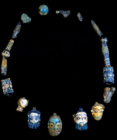 Collana in pasta di vetro con pendenti raffiguranti teste barbute, originaria di Olbia, ora conservata al Museo Archeologico Nazionale di Cagliari da Phoenician Phoenician