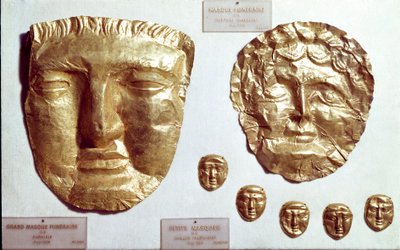 Arte fenicia: grandi maschere di foglia d