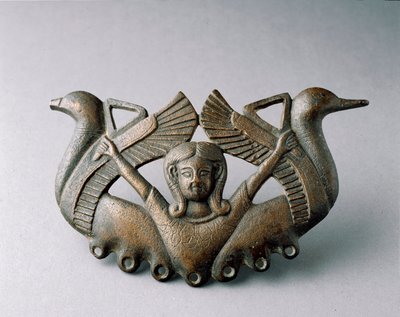 Arte fenicia: rappresentazione della divinità Astarte. È circondata da due uccelli in volo. Scultura in bronzo del VI secolo a.C. Da Siviglia. Dim. 16 cm Siviglia, museo archeologico da Phoenician School