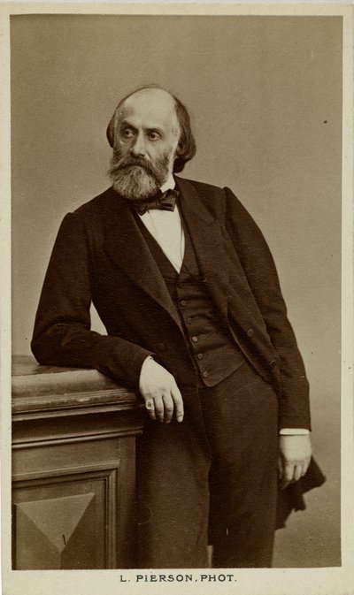 Ritratto del poeta Victor de Laprade, c. 1870 da Photo studio Mayer and Pierson.