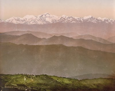 Darjeeling. Kinchinjunga e le nevi da Kutcherry Hill da Photoglob Co. (Zurich, active c. 1890 1910)