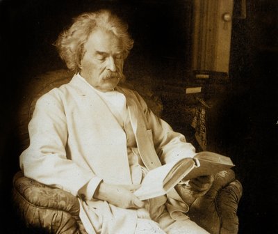 Mark Twain (Samuel Langhorne Clemens 1835-1910) scrittore americano, qui leggendo, c. 1910 da Photographer American