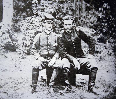Ritratto del Tenente George A. Custer (1839-1876) (senza cappello) con il suo prigioniero di guerra Tenente Washington dell