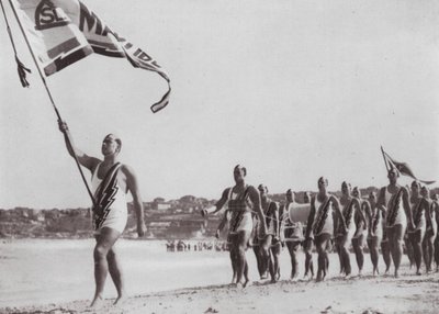 Sfilata dei bagnini, una scena familiare su qualsiasi spiaggia australiana da Photographer Australian