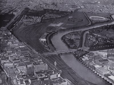 Melbourne: Vista aerea dei Jolimont Railway Yards e del Fiume Yarra, mostrando una piccola sezione della città e Richmond in lontananza da Photographer Australian