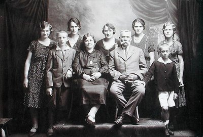Famiglia con numerosi bambini, inizio XX secolo da Photographer Austrian