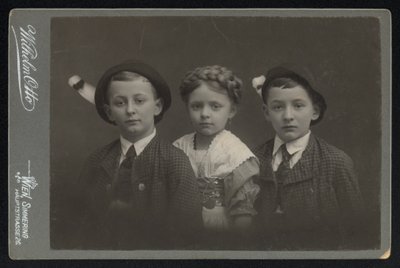 Ritratto di tre bambini austriaci da Austrian Photographer