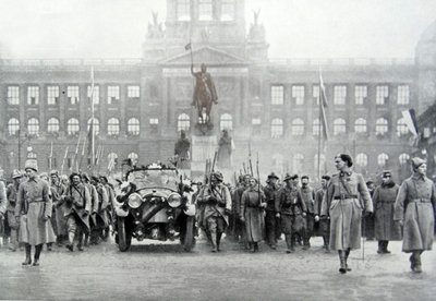 Truppe ceche accompagnano il presidente Thomas Masaryk a Praga, 25 dicembre 1918 da Photographer Czech