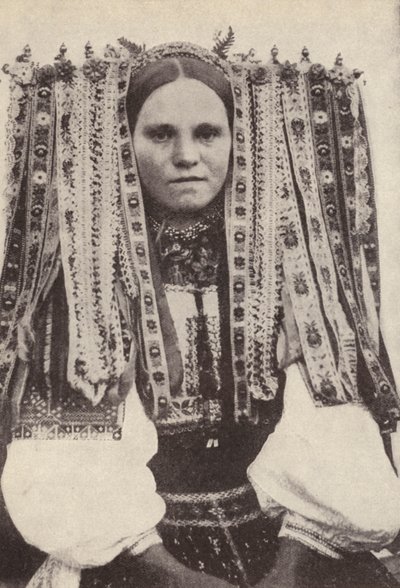 Donna ceca che indossa un copricapo di nastri dove ogni nastro denota un pretendente che ha rifiutato in matrimonio da Photographer Czech