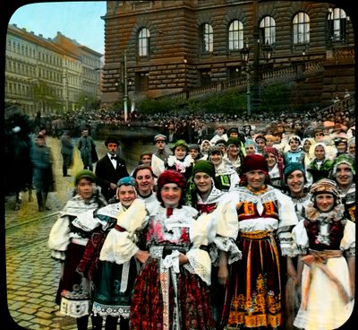 Giovani donne in costumi nazionali, Piazza Venceslao, Praga, Cecoslovacchia, c.1921 da Photographer Czech