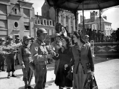 Soldati americani che chiacchierano con giovani donne francesi, Cherbourg, 29 giugno da Photographer French